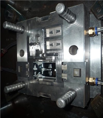 Prepínač vstrekovacej formy